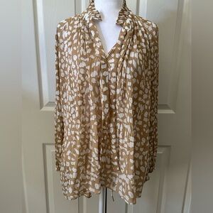 Tan and White Women's Pleated Top, lightweight, Plissee Style, Large